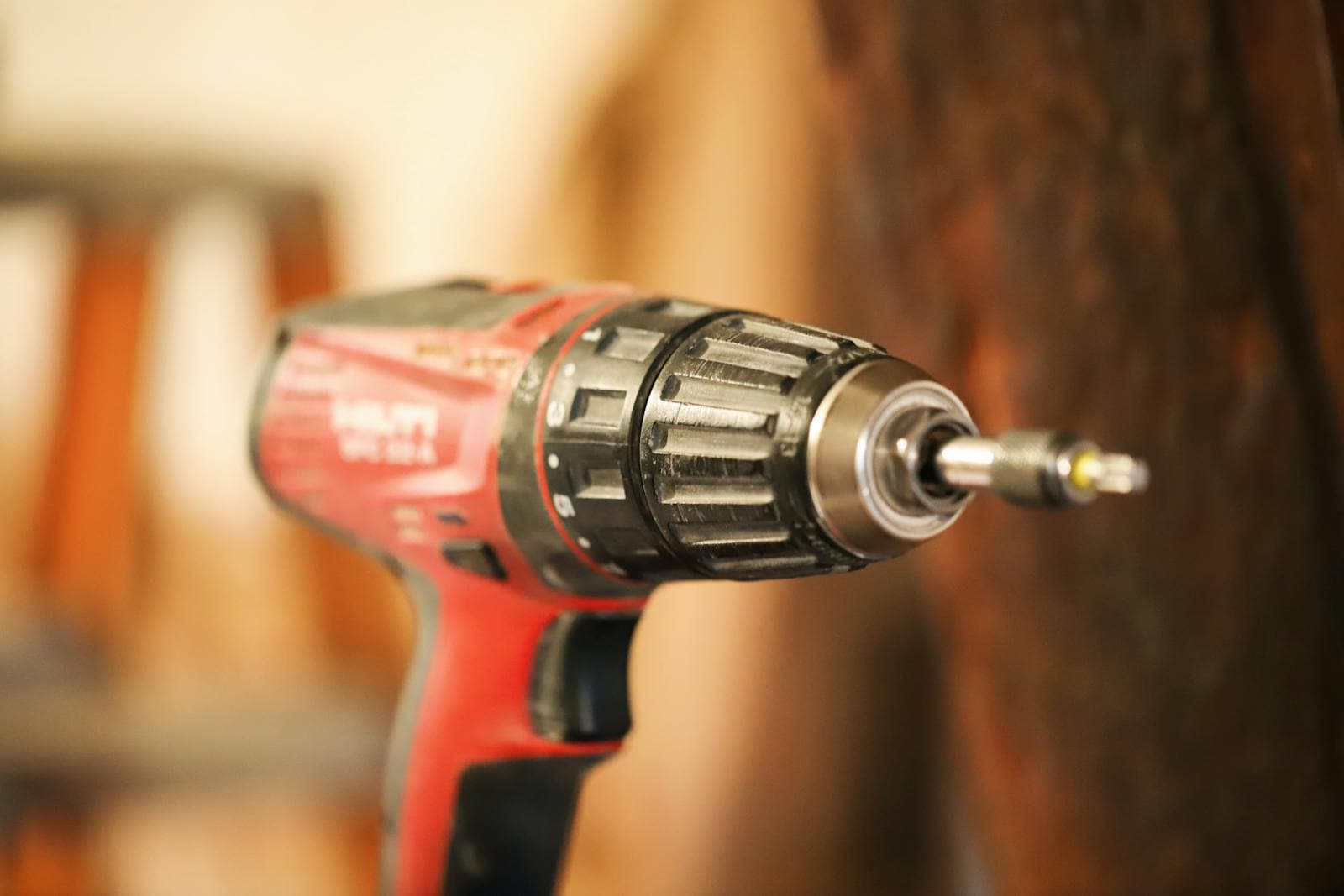 Perceuse visseuse sans fil rouge en gros plan dans un atelier